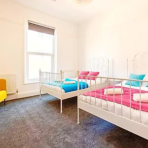 Island 5 Min Walk From Tower Sleeps 12 Blackpool